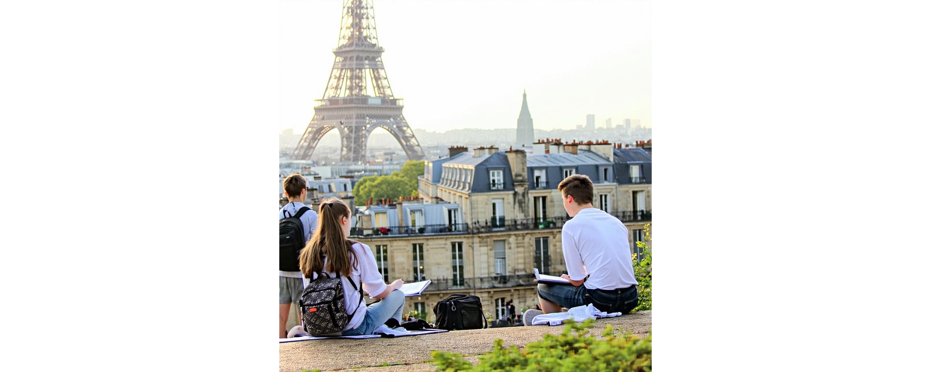 Vue de Paris avec des étudiants en apprentissage linguistique
